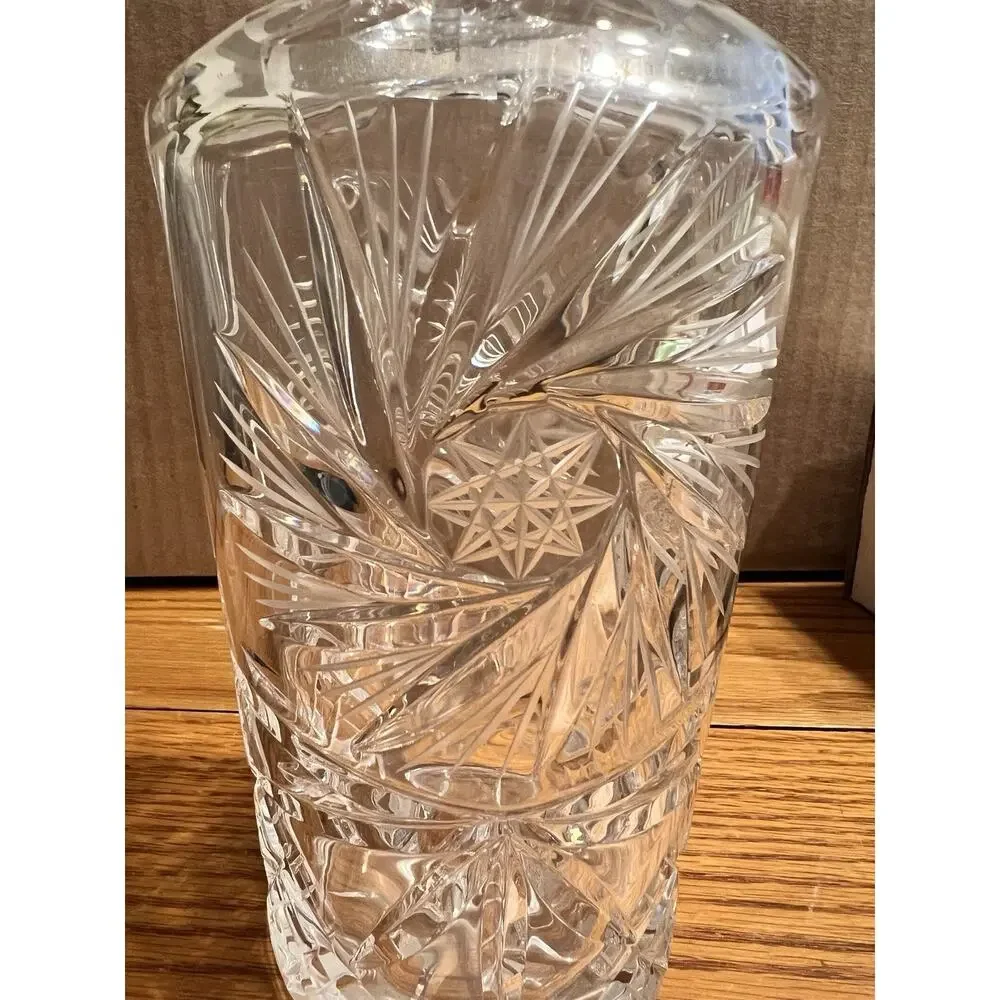 VTG. Crystal Glass Cut Liquor Decanter & Stopper. Sleek Whiskey Bourbon